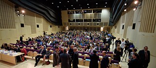 Oktober 2015, das internationale Finale des Wettbewerbs „Jugend debattiert in Mittel-, Ost- und Südosteuropa“ findet in Lettland statt. Bei der entscheidenden und letzten Runde debattierten die Schüler*innen über die Frage: „Sollen alle Mitgliedsstaaten des Europarats jährlich eine Mindestzahl von Flüchtlingen aufnehmen?“