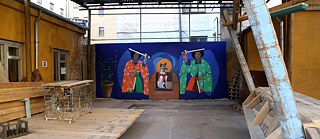 September 2018, Ausstellung „Leer│Stelle. Tukšā│telpa.“ im Rigaer Zirkus. Unter dem Motto „Outland“ stellte das Kunst- und Ausstellungsprojekt „Leer│Stelle“ die traditionelle Teilung des geopolitischen und kulturellen Raums in Zentrum und Peripherie in Frage. Dabei stand auch das lokal und international bedeutende Thema der globalen Migration im Fokus, das eine Reihe anderer Probleme in den Vordergrund gerückt hat: Rassismus, wachsender Nationalismus und Intoleranz gegenüber anderen. Cassius Fadlabi, Tirailleurs Senegalais, 2018; Wandmalerei, Acryl; 300x670 cm