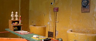 September 2018, Ausstellung „Leer│Stelle. Tukšā│telpa.“ im Rigaer Zirkus. Unter dem Motto „Outland“ stellte das Kunst- und Ausstellungsprojekt „Leer│Stelle“ die traditionelle Teilung des geopolitischen und kulturellen Raums in Zentrum und Peripherie in Frage. Dabei stand auch das lokal und international bedeutende Thema der globalen Migration im Fokus, das eine Reihe anderer Probleme in den Vordergrund gerückt hat: Rassismus, wachsender Nationalismus und Intoleranz gegenüber dem anderen. Janek Simon, Adventures of Mister Seven, 2013 single-channel HD video and collection of found objects; dimensions variable, length 88' 13".