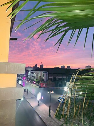 Hallo zusammen Das ist der blick aus meinem Fenster. Dieses Foto zeigt die Straße um 5 Uhr morgens, wenn noch keine Menschen oder Autos auf der Straße sind. Ich habe auch eine Palme in meinem blick , was ich toll finde .