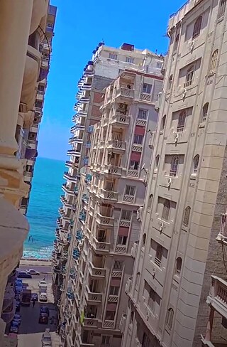 Hallo! Das ist der blick aus meinem Fenster. Der Meerblick jeden Morgen macht mich immer glücklich und erfrischt. Ich mag den Sommer jedoch nicht, weil die Temperatur hoch ist und die Stadt überfüllt ist. Ich finde Winter mehr besser