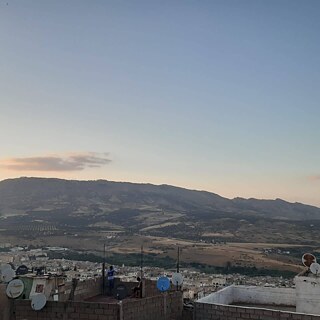 Hallo Ich habe dieses Foto vom Dach des Gebäudes gemacht und diese Aussicht, die ich gerne beobachte, weil sie mich energetisiert und dieser Ort "Zlag-Berg" genannt wird.