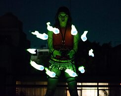 CesirenaDanzaConFuegoVerde