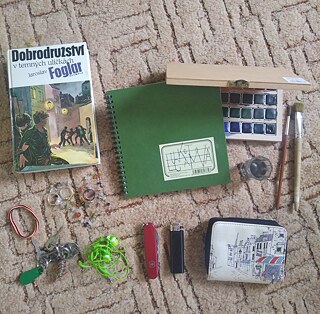 In meine Tasche habe ich immer mein Handy und meine Geldtasche oder wenigstens etwas Geld. Taschenmesser und Feuerzeug habe ich auch. Ich brauche es nicht oft, aber es ist gut, es zu haben. Wenn weiss ich, dass ich Freizeit haben werde, nehme ich ein Buch (oder etwas zu lesen), Skizzenbuch, Bleistift und manchmal Aquarellfarben, Pilsel und klein Glas für Wasser. Und natürlich Schlüssel, Kopfhörer und Schmuck. Ich habe immer viel Schmuck