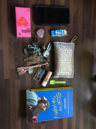 Ich nehme mein Handy und meine Brieftasche immer mit, und auch meine Schlüssel, wenn ich es nicht vergesse. Diese sind sehr wichtig, wenn ich jemand kontaktieren, etw kaufen oder nach Hause gehen möchte.Ihr könnt sehen, dass ich auch ein Telefonladegerät und einen Flaschenöffner an meinem Schlüssel habe, was sehr praktisch ist. Ich habe einen kleinen Eislöffel in meiner Tasche, ihr werdet nicht denken, wie nützlich es ist! Ich trage auch bei mir ein Kristall, Kaugummi, Lippenpflege, Taschentücher, und auch einen Buch, denn ich kann mich beschäftigen, wenn ich habe nichts zu tun. Im Moment lese ich Ruf mich bei deinem Namen.:)) 