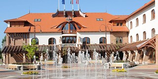 Ich lebe in Veresegyház. Das ist ein Stadt in der Nähe des Budapest. (der Haupstadt des Ungarn) Veresegyház ist nicht sehr groß, aber es gibt hier mehrere Seen, Felder und einen Wald auch. Deshalb wohne ich gerne hier. Ich kann große Wanderungen mit meinem Hund, Polly machen.  In Veresegyház Finder sich einen Bärenhaus, was ein Zoo für Bären ist. Ihr könnt auch einpaar Fotos von mir und mein Wohnort sehen.:))