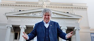 September 2011, Rolf Zuckowski, einer der erfolgreichsten deutschen Musiker und Autoren von Kinderliedern, vor der Lettischen Nationaloper.