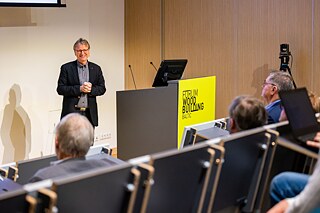 Mai 2022, der Leiter des Thünen-Instituts für Holzforschung, Prof. Dr. Andreas Krause, hält einen Vortrag über „Wald-Klima-Holz  in Gebäuden – die aktuelle Situation in Deutschland“ bei einer Konferenz im „Forum Wood Building Baltic 2022” im Rahmen des Projektes „Green Deal and Architecture”.