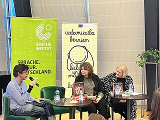 September 2022, Präsentation der lettischen Übersetzung des Comics „Kinderlande“ von Mawil. Im Bild v. l. Mawil, Ieva Lešinska, Übersetzerin, und Inese Zandere, Autorin und Redakteurin.