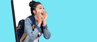 A young woman waUma jovem mulher com uma mochila, saindo de um smartphone maior que a vida contra um pano de fundo monocromáticoith a knapsack on, climbing out of a larger-than-life smartphone against a monochrome backdrop