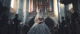 Un mariage en grande pompe, mais qui est loin d'être un rêve, des intrigues, des amours interdites et des fêtes excessives - la vie de Sisi à la sauce Netflix.