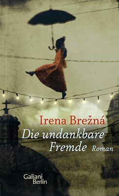 Buchcover für "Die undankbare Fremde" von Irena Brežná. Ein alt aussehendes Foto einer Person, die auf einem Seil geht. Sie trägt ein Kleid und hält einen aufgespannten Regenschirm in die Luft.