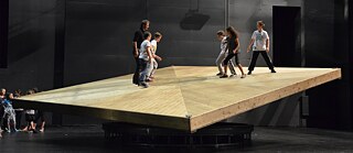 Auf einer beweglichen Plattform stehen Menschen Gleichgewicht zu halten.nd on a moving platform to keep balance.