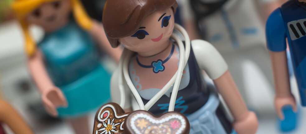 Spielfigur im Dirndl mit Lebkuchenherz