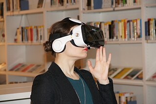 Februar 2019, Eröffnung der VR-Installation „VRwandlung”, die in die Welt von Gregor Samsa, der Hauptfigur der Erzählung „Verwandlung” von Franz Kafka, führt und den Betrachter die Verwandlung in ein Insekt am eigenen Körper erleben lässt. 
