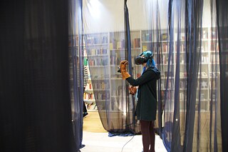 Februar 2019, Eröffnung der VR-Installation “VRwandlung”, die in die Welt von Gregor Samsa, der Hauptfigur der Erzählung “Verwandlung” von Franz Kafka, führt und die Verwandlung in ein Insekt am eigenen Körper erleben lässt.  