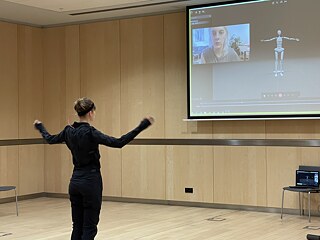 September 2021, Workshop “Golem-Labor” – in einem digitalen Tanzstudio werden über einen Motion-Capture Suit, eintragbares Gerät, das die Körperbewegungen des Trägers aufzeichnet, Tanzbewegungen erfasst und in eine Datenbank eigespeist. Danach entsteht eine digitale Performance, die weltweit zugänglich ist.