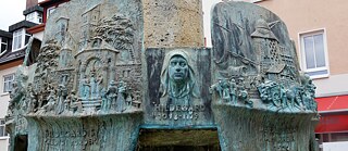 Darstellung der heiligen Hildegard auf dem Brunnen in Bingen