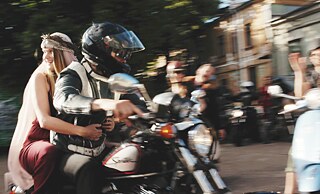 Oktober 2021, Neuinszenierung von „Banuta“ anlässlich des 100-jährigen Jubiläums der lettischen Oper von Alfreds Kalniņš. Koproduktion der lettischen Theatergruppe KVADRIFRONS und dem deutschen Musiktheaterkollektiv Hauen & Stechen mit Förderung des Goethe-Instituts. 