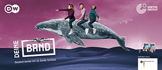 Die Bandmitglieder fliegen auf einem blauen Wal durch einen lila Himmel über dem Meer. sobre el mar