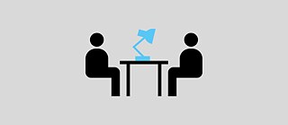 Grafische Symbolen stellen zwei Personen dar, die sich am Tisch gegenüber sitzen.
