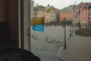 Oktober 2022, Fenster des Projekts Hearing Voices Café. Das Projekt wird sich mit den Konzepten der Demokratie, der Redefreiheit und der Meinungsäußerung im Kontext des lettischen Erwachens, des ukrainischen Krieges und der heutigen politischen Vielfalt befassen. Die Fotos wurden während des Malworkshops mit Collageelementen "Grüner Himmel und blaue Erde" aufgenommen, als die Kinder über Dinge und Ereignisse nachdachten, die sie schützen und für die sie sich einsetzen möchten. “Heraing Voices Café" fand im Rahmen des Festivals für zeitgenössische Kunst "Survival Kit 13" in Zusammenarbeit mit dem langjährigen Partner Latvian Centre for Contemporary Art (LCCA) statt. 