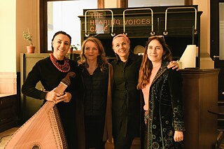 Oktober 2022, pop-up Cafee “Hering Voices Café”. Im Bild Teilnehmerinnen des Projekts. “Heraing Voices Café" fand im Rahmen des Festivals für zeitgenössische Kunst "Survival Kit 13" in Zusammenarbeit mit dem langjährigen Partner Latvian Centre for Contemporary Art (LCCA) statt.