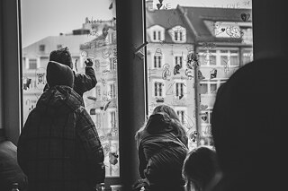 Oktober 2022, Fenster des Projekts Hearing Voices Café. Das Projekt wird sich mit den Konzepten der Demokratie, der Redefreiheit und der Meinungsäußerung im Kontext des lettischen Erwachens, des ukrainischen Krieges und der heutigen politischen Vielfalt befassen. Die Fotos wurden während des Malworkshops mit Collageelementen "Grüner Himmel und blaue Erde" aufgenommen, als die Kinder über Dinge und Ereignisse nachdachten, die sie schützen und für die sie sich einsetzen möchten. “Heraing Voices Café" fand im Rahmen des Festivals für zeitgenössische Kunst "Survival Kit 13" in Zusammenarbeit mit dem langjährigen Partner Latvian Centre for Contemporary Art (LCCA) statt.