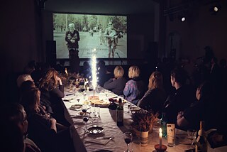 November 2016, Premiere des Theaterstücks "Tanjas Geburtstag", Regisseur Mārtiņš Eihe. Das Theaterstück wurde im Rahmen des Projektes „Deine Erinnerungen für die Zukunft Lettlands“ in Zusammenarbeit mit Historikern und Jaunais Ģertrūdes Theater entwickelt. 