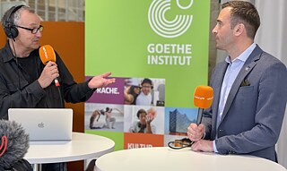 September 2022, Rigas Bürgermeister Mārtiņš Staķis im Interview mit dem Moderator des Berliner Radiosenders Radio Eins, Knut Elstermann, während der live-Radiobrücke im Goethe-Institut Riga.