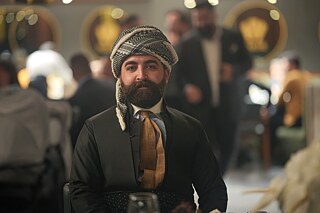 Ein Mann mit kurdischer Kleidung