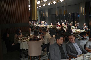 Ein Blick ins Restaurant, die Gäste sitzen an Tischen