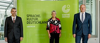 Carola Lentz, Präsidentin des Goethe-Institut, zusammen mit Generalsekretär Johannes Ebert und dem Kaufmännischen Direktor Rainer Pollack