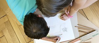 Enfants dans la bibliothèque