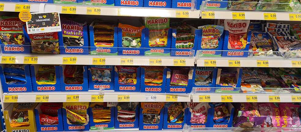 Estantería de supermercado llena de dulces
