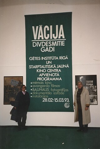 Erste Veranstaltungen des neugegründeten Goethe-Instituts Riga. Im Bild v.l. ... und Dr. Friedrich Winterscheidt, Institutsleiter (1992 – 1997).
