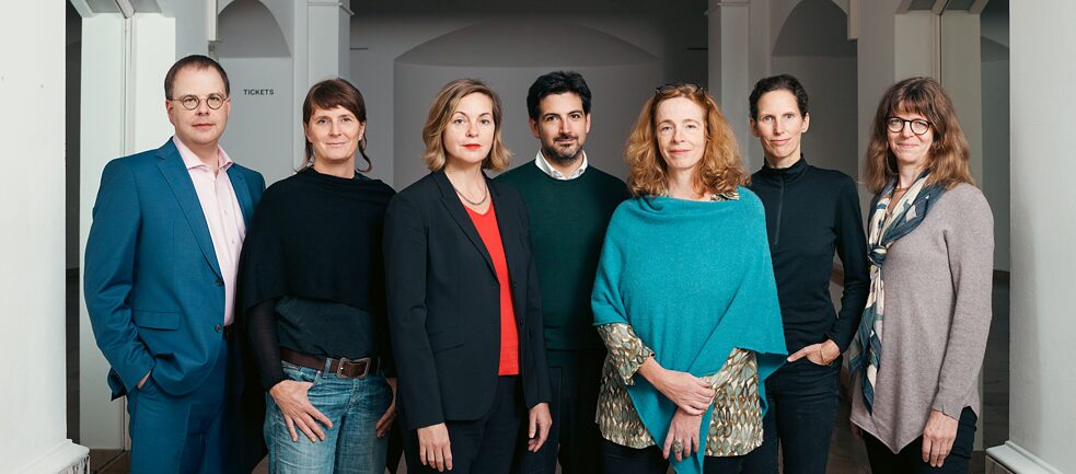 Die Jury des Theatertreffens 2023: (v.l.n.r) Sascha Westphal, Katrin Ullmann, Petra Paterno, Janis El-Bira, Sabine Leucht, Eva Behrendt, Valeria Heintges