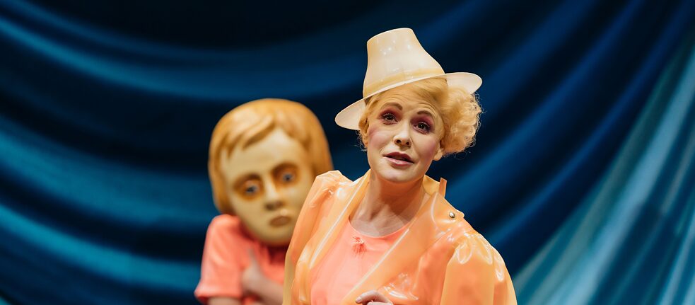 Normally performed at the Vienna Burgtheater but also showing in Berlin during Theatertreffen: Lucia Bihler brings Maria Lazar’s “Die Eingeborenen von Maria Blut” (The Native People of Maria Blut) to the main festival stage.