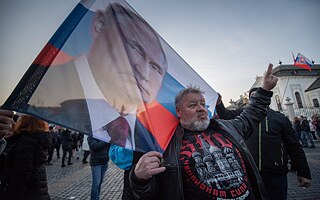 Demonštrant na protivládnom zhromaždení v Bratislave 3. marca 2023