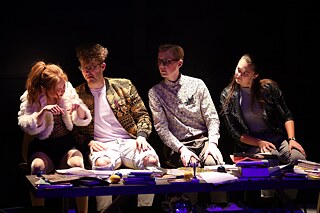 November 2019, Theateraufführung „Fake News“. Das Theaterstück wurde in Zusammenarbeit mit der Theatergruppe „Kvadrifrons“, dem Dramaturgen Evarts Melnalksnis und dem Regisseur Klāvs Mellis entwickelt.