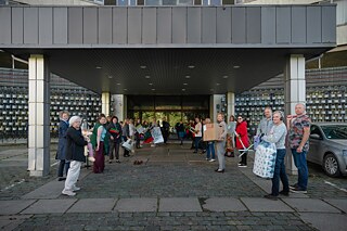 September 2020, Mitarbeiter*innen des Goethe-Instituts Riga vor dem Eingang in das Gebäude in der Elizabetes iela 2, wo das Institut vor dem Umzug ins Bergs Basar 7 Monate lang befand. 