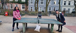 Kashmira Wagh spielt Tischtennis mit einer Freundin. © © Kashmira Wagh Kashmira Wagh spielt Tischtennis mit einer Freundin.
