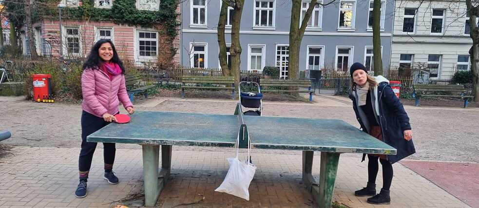 Kashmira Wagh spielt Tischtennis mit einer Freundin.