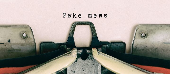 Machine à écrire qui sort un papier sur lequel est inscrit « Fake News »