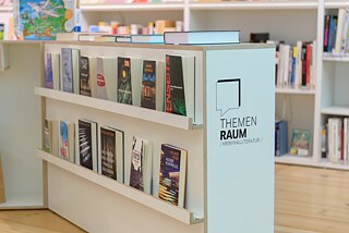 Oktober 2018, Bücherausstellung im Rahmen des Themenraums „Auf falschen Fährten – Kriminalliteratur als Spiegel der Gesellschaft“.