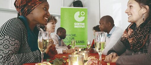 Zwei enthusiastische Damen genießen eine Sprachdating-Veranstaltung im Goethe-Institut Johannesburg. 