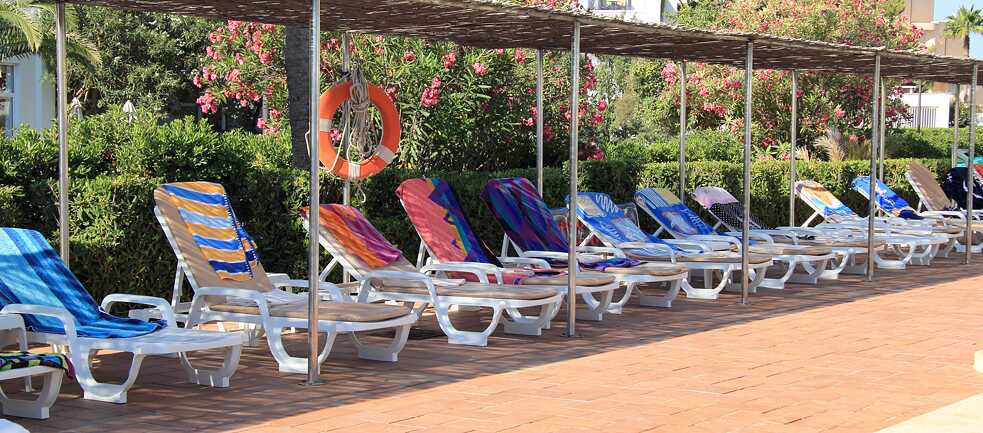 3,2,1 – meins! Nicht ganz – beim Handtuchauswerfen am Hotelpool werden die Deutschen doch glatt von den Brit*innen geschlagen. 