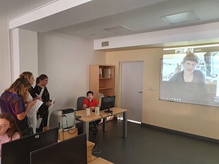 Oktober 2020, Comicworkshop „Berliner Mythen”. Im Bild v. l. Schüler*innen der Herderschule Riga und die Comickünstlerin Marlene Krause auf dem Bildschirm.