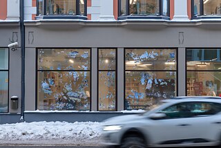 Dezember 2021, das Werk "Dissoziative Paradigmen: Redacted" des lettischen Künstlers Gustavs Lociks im Schaufenster des Goethe-Instituts Riga.