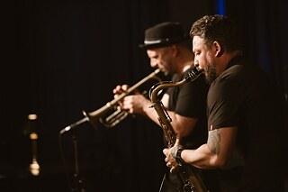Dezember 2021, Jazz-Meisterkurse an der Lettischen Musikakademie Jāzeps Vītols sowie an der Rigaer Musikhochschule Jāzeps Mediņš sowie eine öffentliche Diskussion über den kreativen Prozess und seine verschiedenen Facetten; Abschlusskonzert in Riga. Im Bild  v. l. Sebastian Studnitzky (Deutschland) und Deniss Paškevičs (Lettland).